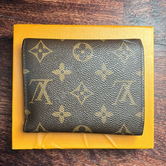 L. V. Designer inspired wallet - Picture 2 of 7